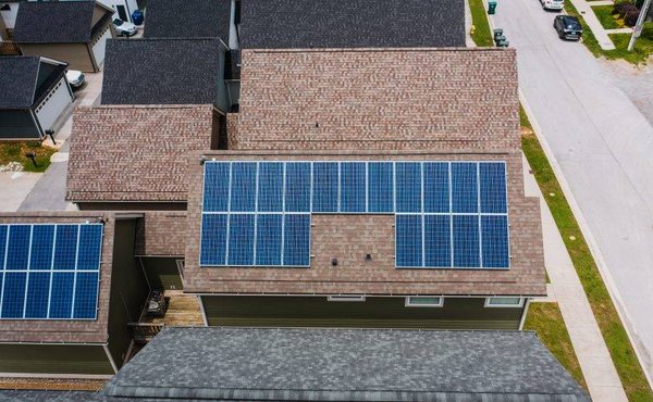 Comment l'installation de panneaux photovoltaïques peut rendre votre maison plus verte